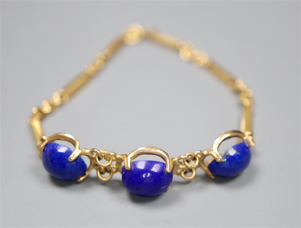 A modern 750 yellow metal and three stone cabochon lapis lazuli set ring and bar link bracelet, 19cm, gross 9.5 grams.